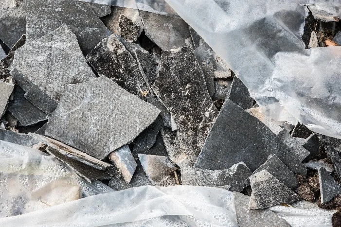 Graue Schieferplatten auf Folie